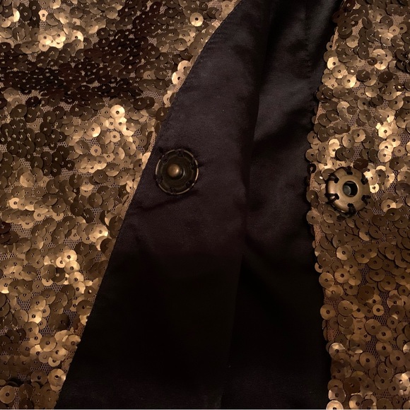 Get an extra pretty look with this versatile gold sequined shrug bolero jacket🌟 - Picture 6 of 7